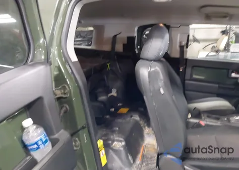 2010 Toyota Fj Cruiser z USA, uszkodzony, nr VIN JTEBU4BF2AK088766